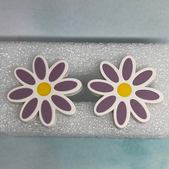 Set of 10 Daisy Lavender Flower Drawer Knobs - Picture 3 of 9